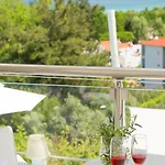 Mare Monte Small Boutique 크리시 아모우디아