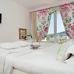 Mare Monte Small Boutique 크리시 아모우디아