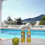 Mare Monte Small Boutique 크리시 아모우디아